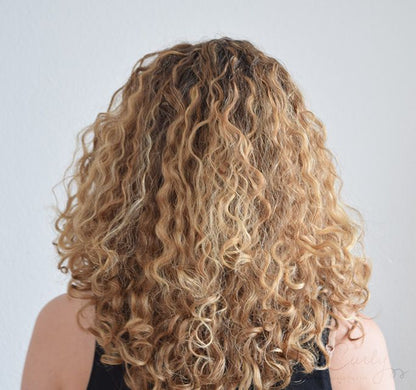 薄毛の女性のためのカーリーヘアトッパー。髪を整えて、自然で輝く外観を実現します。 