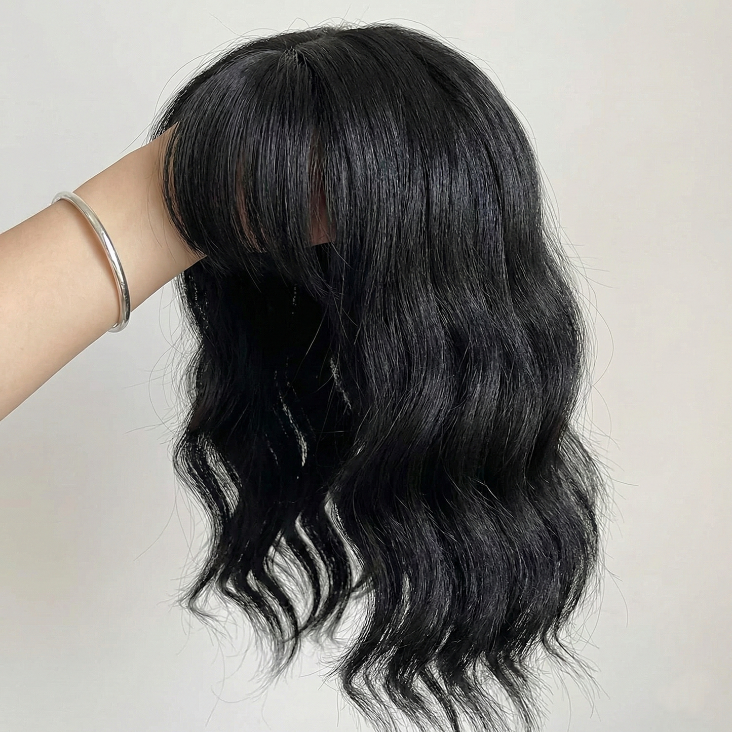 Topper de cabello natural con ondas corporales y flequillo. Topper de cabello humano con flequillo. 